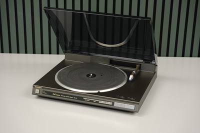 Lot 566 - A TechnicsSL-L20 DC Servo Turntable