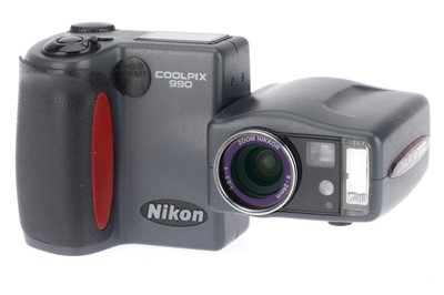 Lot 129 - A Nikon Coolpix 990 Digital Compact Camera