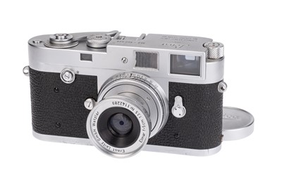 Lot 35 - A Leica M2 Rangefinder Camera