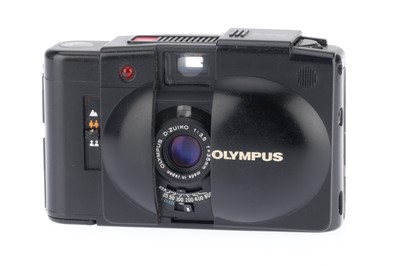 Lot 157 - An Olympus XA2 Viewfinder Camera