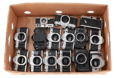 Lot 131 - A Selection of Canon Cameras