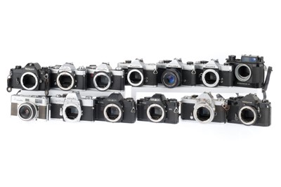 Lot 104 - A Tray of 35mm SLR Cameras