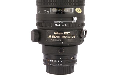Lot 303 - A Nikon AF Nikkor ED f/2.8 300mm Lens