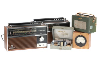 Lot 982 - A Selection of Vintage Radios