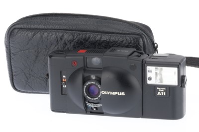 Lot 100 - An Olympus XA2 Viewfinder Camera