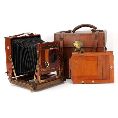 Lot 264 - A Thornton-Pickard Imperial Triple Extension Half Plate Mahogany Field Camera