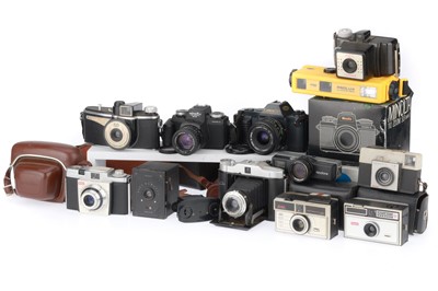 Lot 189 - A Selection of Mixed Format cameras