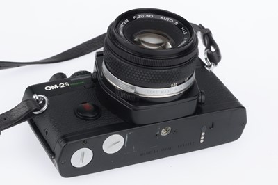 Lot 118 - An Olympus OM-2 Spot/Program 35mm SLR Camera