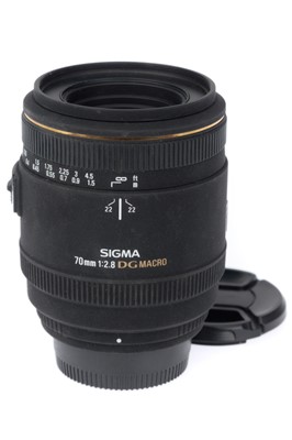 Lot 299 - A Sigma DG Macro f/2.8 70mm Lens