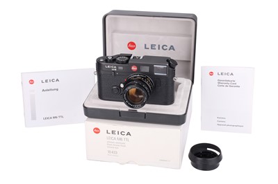 Lot 33 - A Leica M6 0.72 TTL Rangefinder Camera