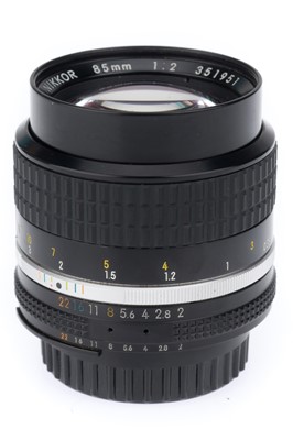 Lot 504 - A Nikkor f/2 85mm Lens