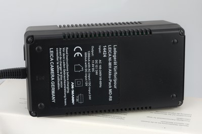 Lot 45 - A Motor Drive and Charger for Leica R8