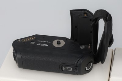 Lot 45 - A Motor Drive and Charger for Leica R8
