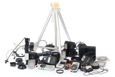 Lot 607 - END LOT: A Selection of Mixed Photographica