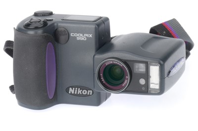 Lot 221 - A Nikon Coolpix 990 Digital Camera