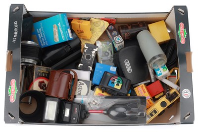 Lot 121 - A Selection of Cameras and Photographica