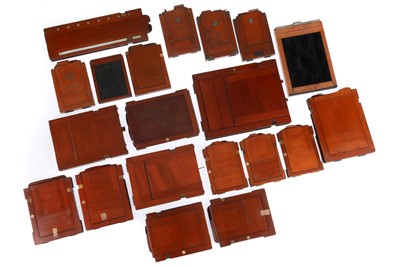 Lot 558 - A Mixed Selection of Wooden Plate Holders / DDS