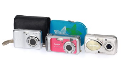 Lot 102 - A Group of Compact Digital Cameras