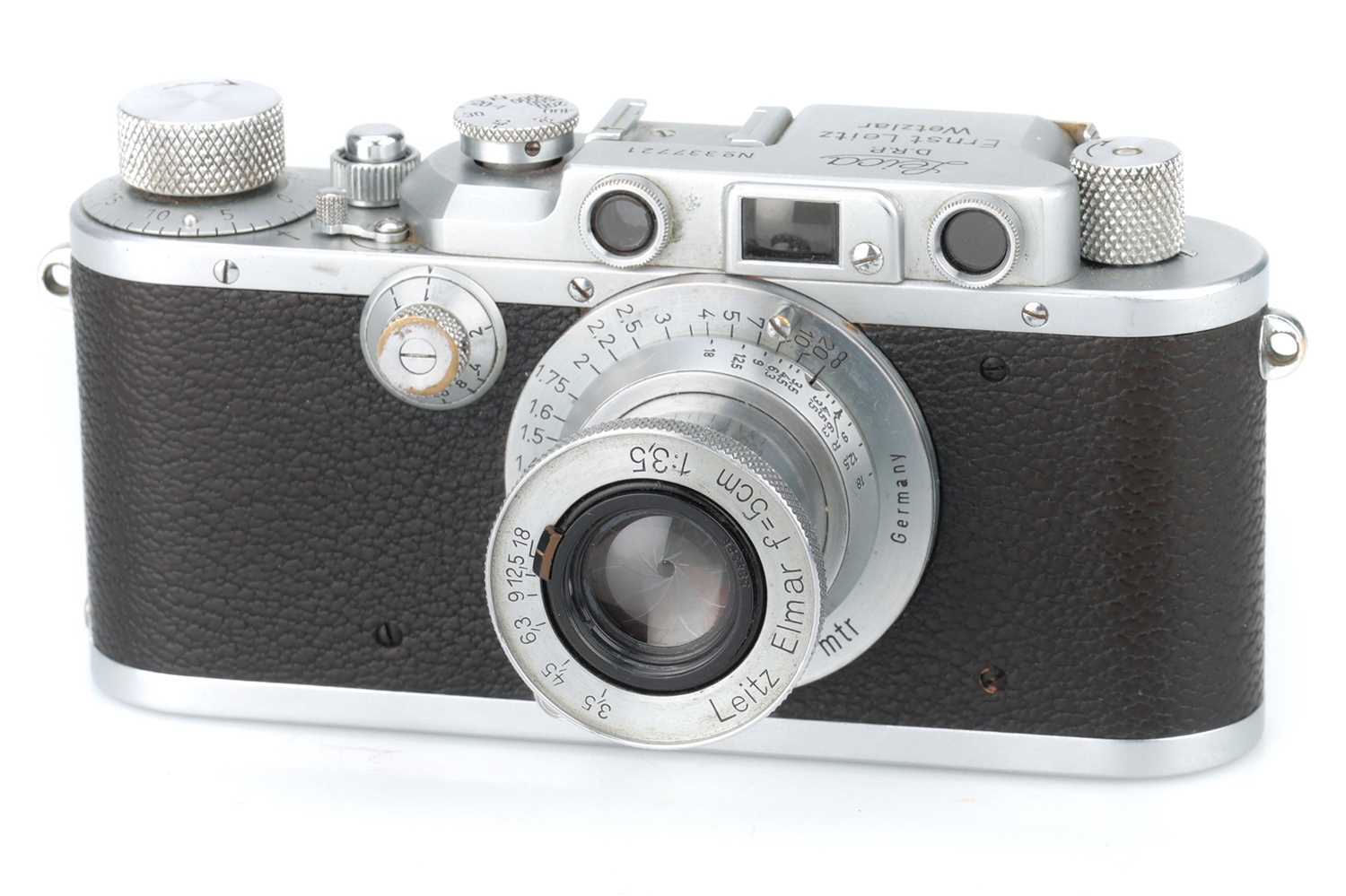Lot 1 - A Leica IIIa 35mm Rangefinder Camera