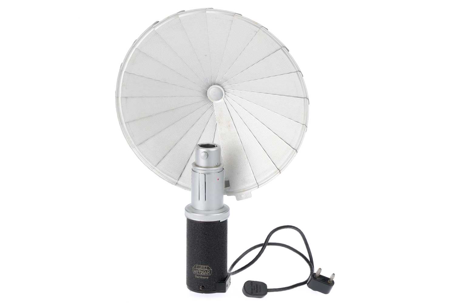 Lot 24 - A Leitz Leica CEYOO Flash Gun & Cord M2 / M3 Sync Cable SKA368I