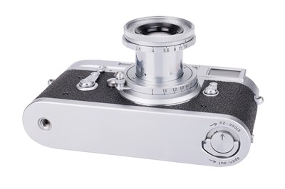 Lot 28 - A Leica M2 Rangefinder Camera