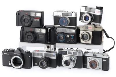 Lot 122 - A Selection of Compact Cameras
