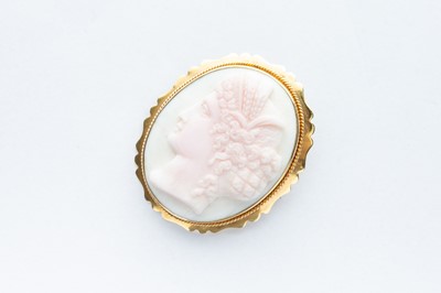 Lot 9 - A 9ct Yellow Gold Shell Cameo Brooch
