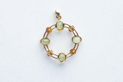 Lot 14 - A 18ct Yellow Gold Peridot & Cultured Seed Pearl Circle Pendant