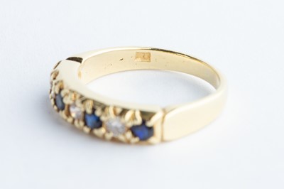 Lot 59 - A 18ct Yellow Gold Sapphire & Diamond Ring