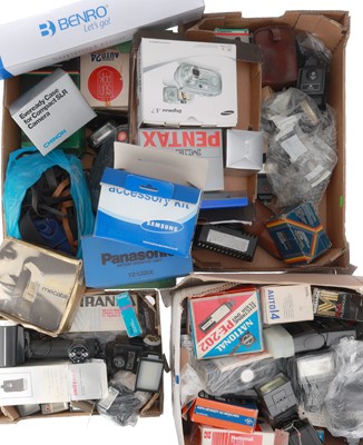 Lot 306 - A Large Lot of Electronic Flash Guns