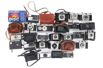 Lot 327 - A Selection of Compact Cameras