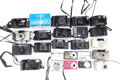 Lot 332 - A Selection of Compact Cameras