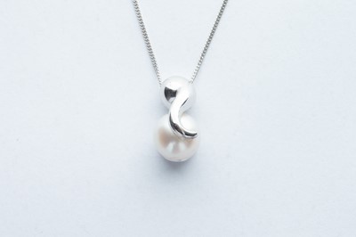 Lot 26 - A 18ct White Gold Pearl Necklace
