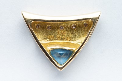 Lot 27 - A 18ct Yellow Gold Diamond & Aquamarine Pendant