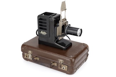 Lot 69 - A Leitz Gnom II Projector in Brown SFUUE Transport Case