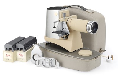 Lot 21 - ꩜ A Leitz Prado-SM 35mm Slide Film Projector Outfit