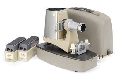 Lot 22 - ꩜ A Leitz Prado-SM 35mm Slide Film Projector Outfit