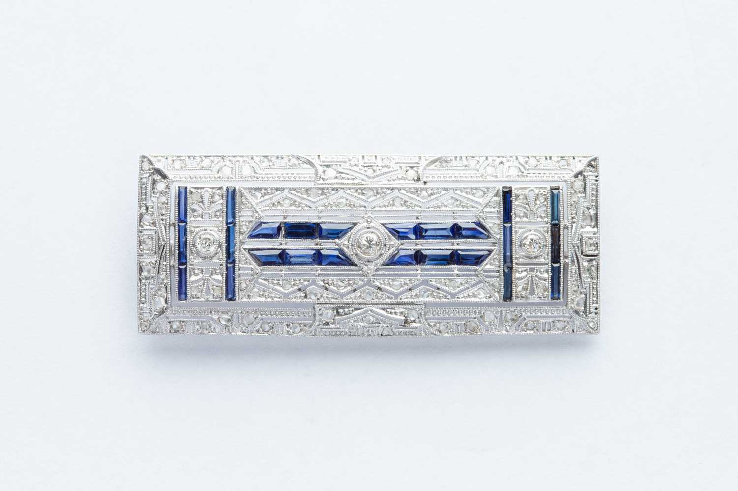 Lot 34 - A 18ct White Gold Diamond & Sapphire Art Deco Brooch