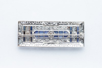 Lot 34 - A 18ct White Gold Diamond & Sapphire Art Deco Brooch