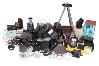 Lot 552 - @ A LArge Quantity of Mixed Photographica