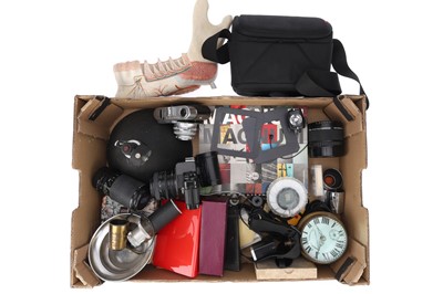 Lot 488 - [END LOT] A Mixed Selection of Photographica