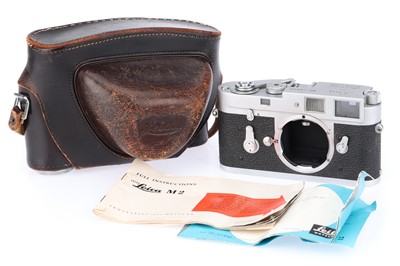 Lot 17 - A Leitz Wetzlar Leica M2 35mm Rangefinder Camera Body 