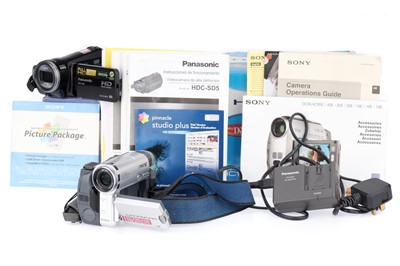 Lot 482 - ꩜ A Group of Digital Video Cameras