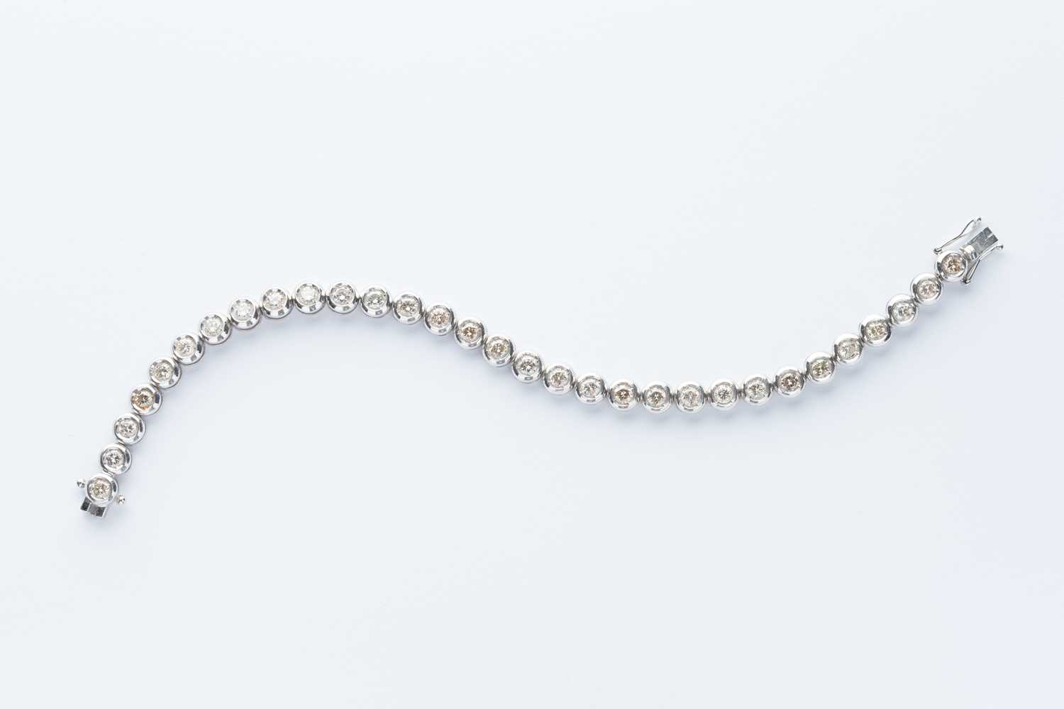 Lot 46 - A Fine 18ct White Gold Diamond Bracelet