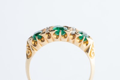 Lot 47 - An 18ct Gold Emerald & Diamond Ring