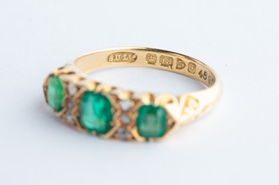 Lot 47 - An 18ct Gold Emerald & Diamond Ring