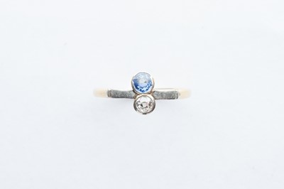 Lot 48 - A 18ct Gold Diamond & Sapphire Ring
