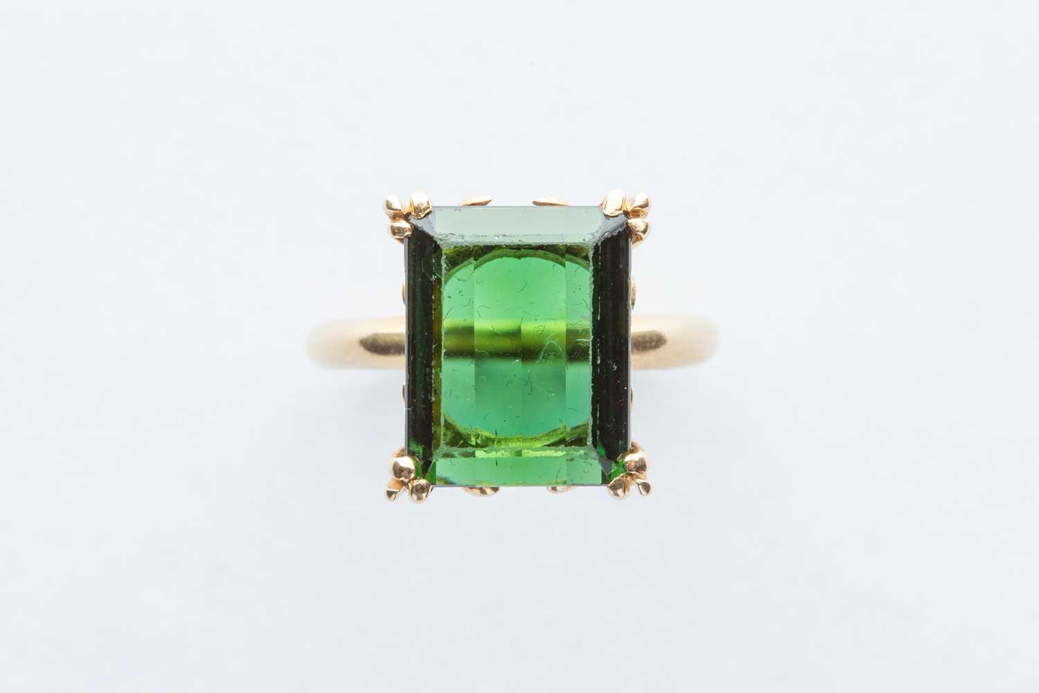 Lot 84 - A 18ct Gold Emerald Ring