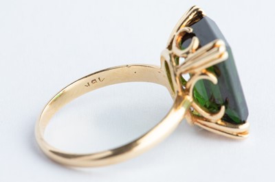 Lot 84 - A 18ct Gold Emerald Ring