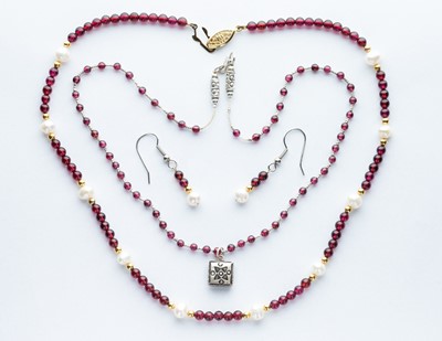 Lot 96 - A Garnet & Barouque Pearl Single String Necklace & Earring Set
